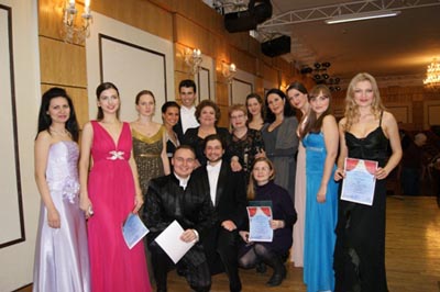 Fiorenza Cossotto con gli allievi di New Opera Ischia a Mosca dopo la masterclass